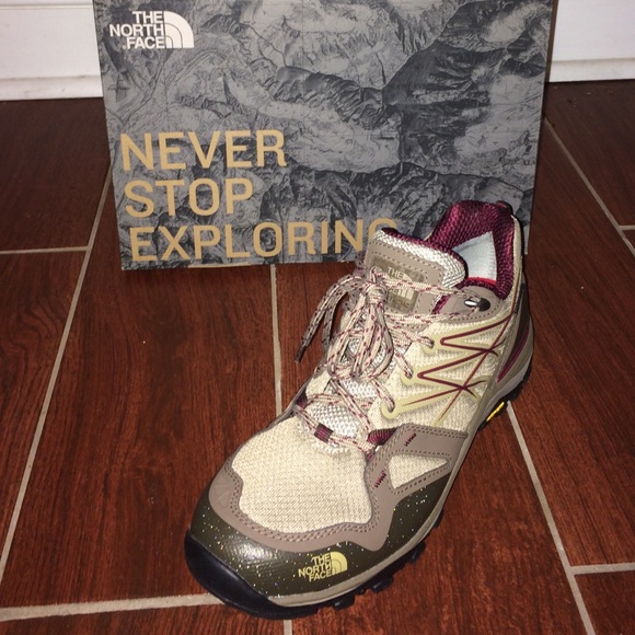 The North Face Women’s GTX Hedge Hiking Shoes NWB - Picture 2 of 4